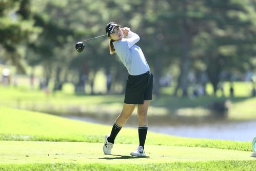 4番、ティーショットを放つ高野（撮影・河田真司）