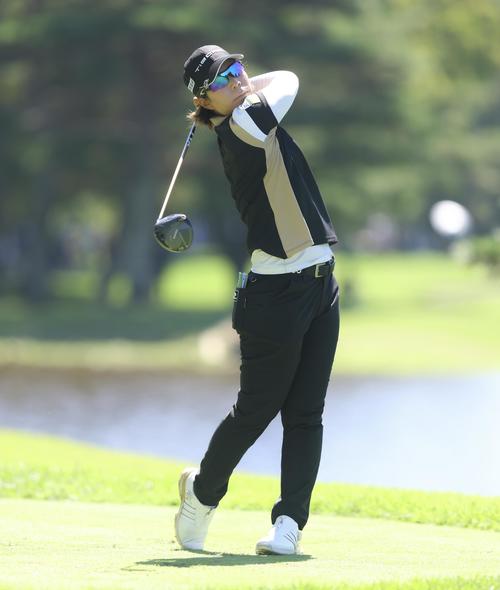 4番、ティーショットを放つ穴井（撮影・河田真司）