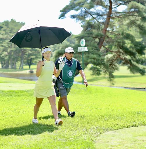 4番、手を振り移動する河本（撮影・河田真司）