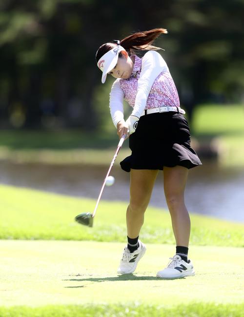 4番、ティーショットを放つ政田（撮影・河田真司）