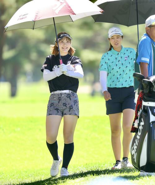 4番、笑顔で移動する都（左）と神谷（撮影・河田真司）