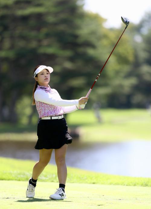 4番、ティーショットを放つ政田（撮影・河田真司）