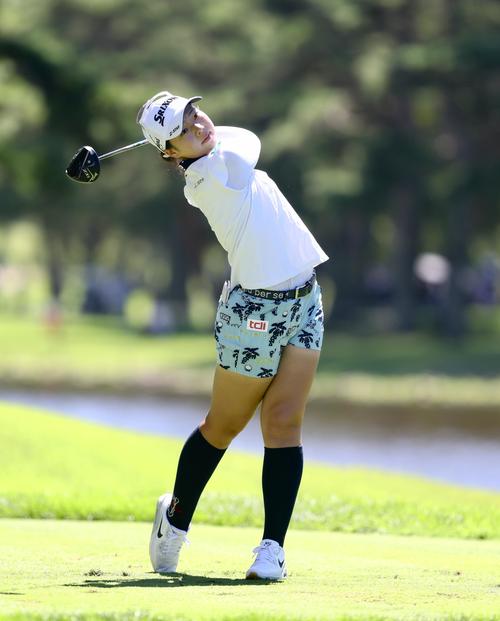 4番、ティーショットを放つ菅（撮影・河田真司）