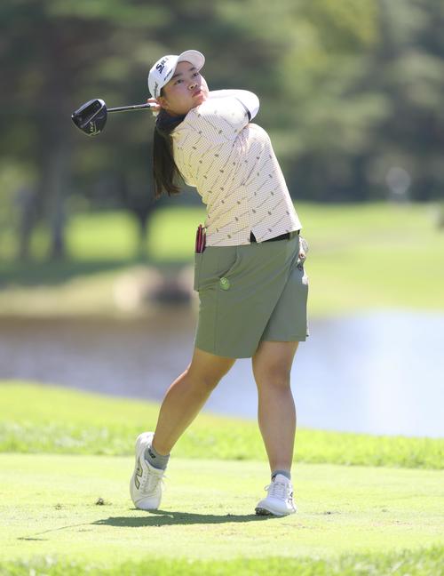 4番、ティーショットを放つ入谷（撮影・河田真司）