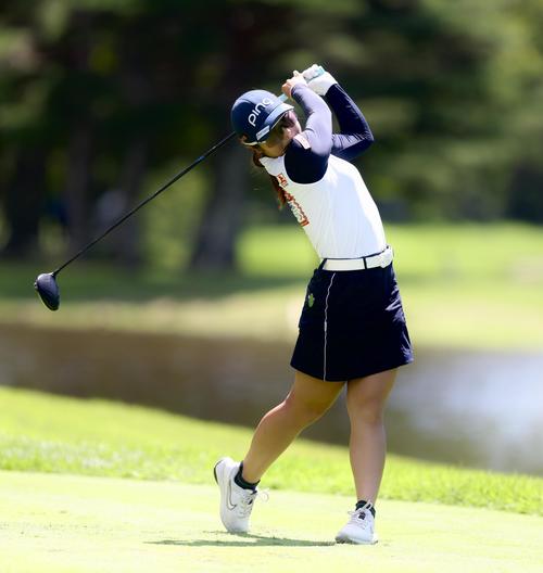 4番、ティーショットを放つ佐久間（撮影・河田真司）