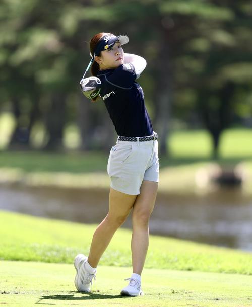 4番、ティーショットを放つ岸部（撮影・河田真司）