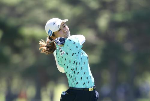 4番、ティーショットを放つ神谷（撮影・河田真司）