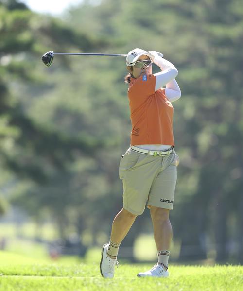 4番、ティーショットを放つ川岸（撮影・河田真司）