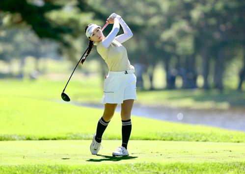 4番、ティーショットを放つ臼井（撮影・河田真司）