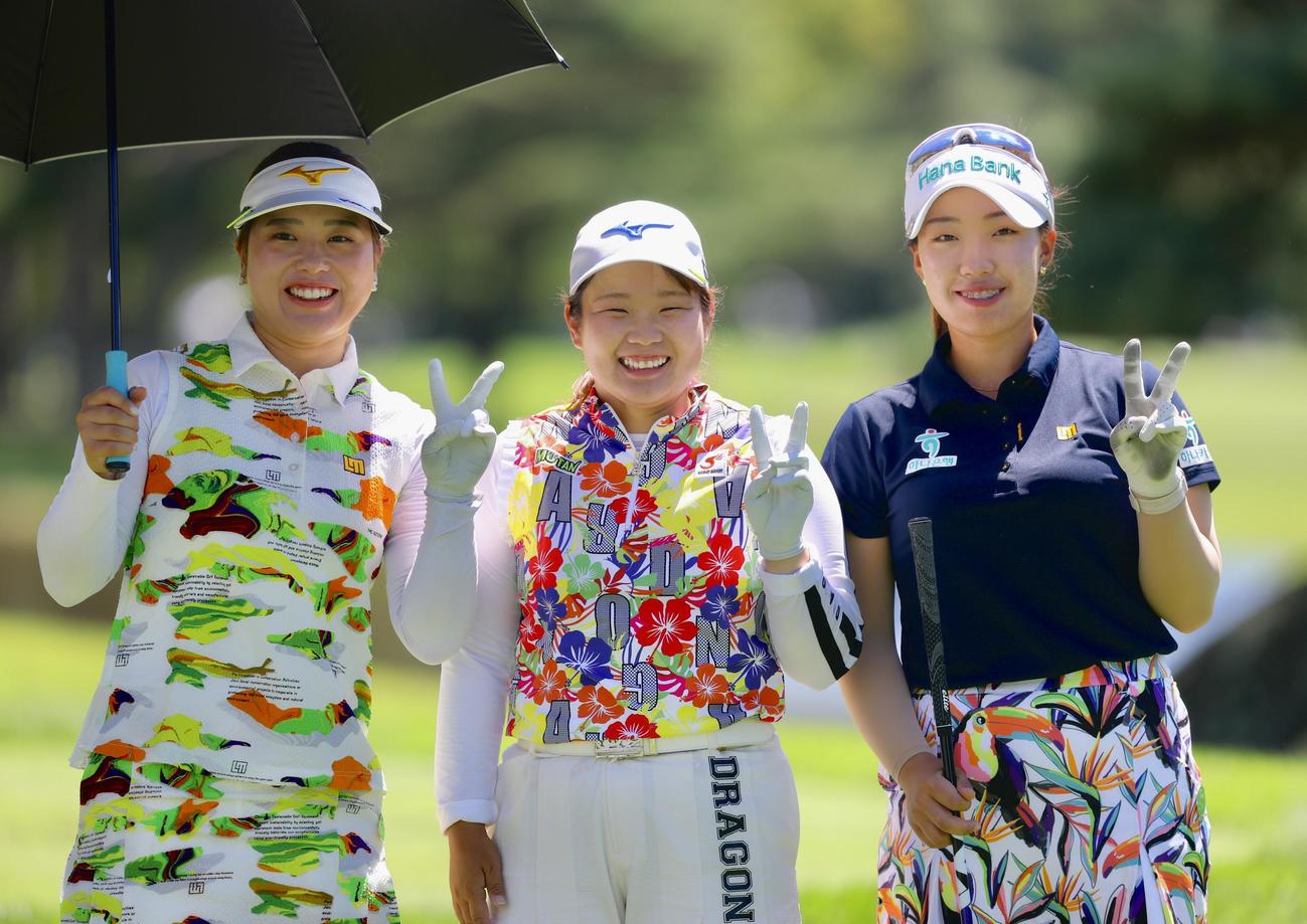 4番、4番、ティーショット後、笑顔でピースする、左から仲村、寺岡、イ・ヒョソン（撮影・河田真司）
