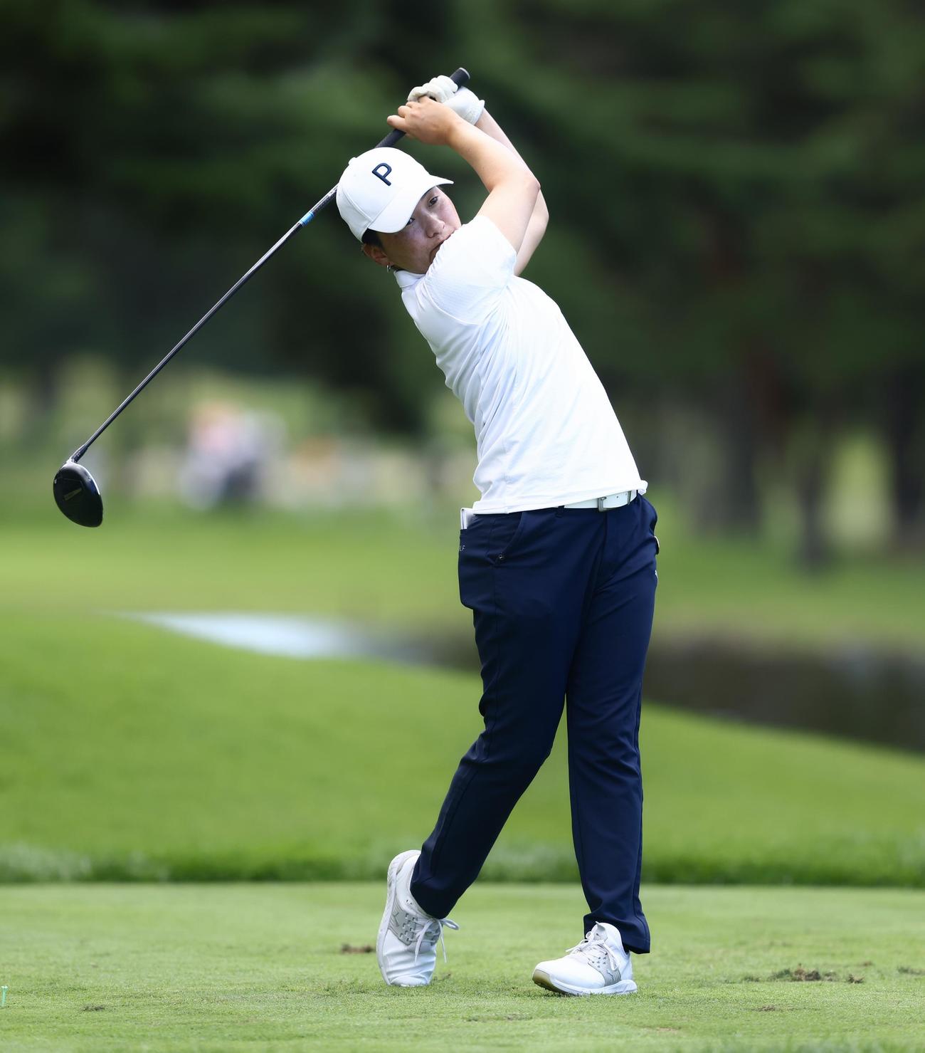 4番、ティーショットを放つ沖（撮影・河田真司）