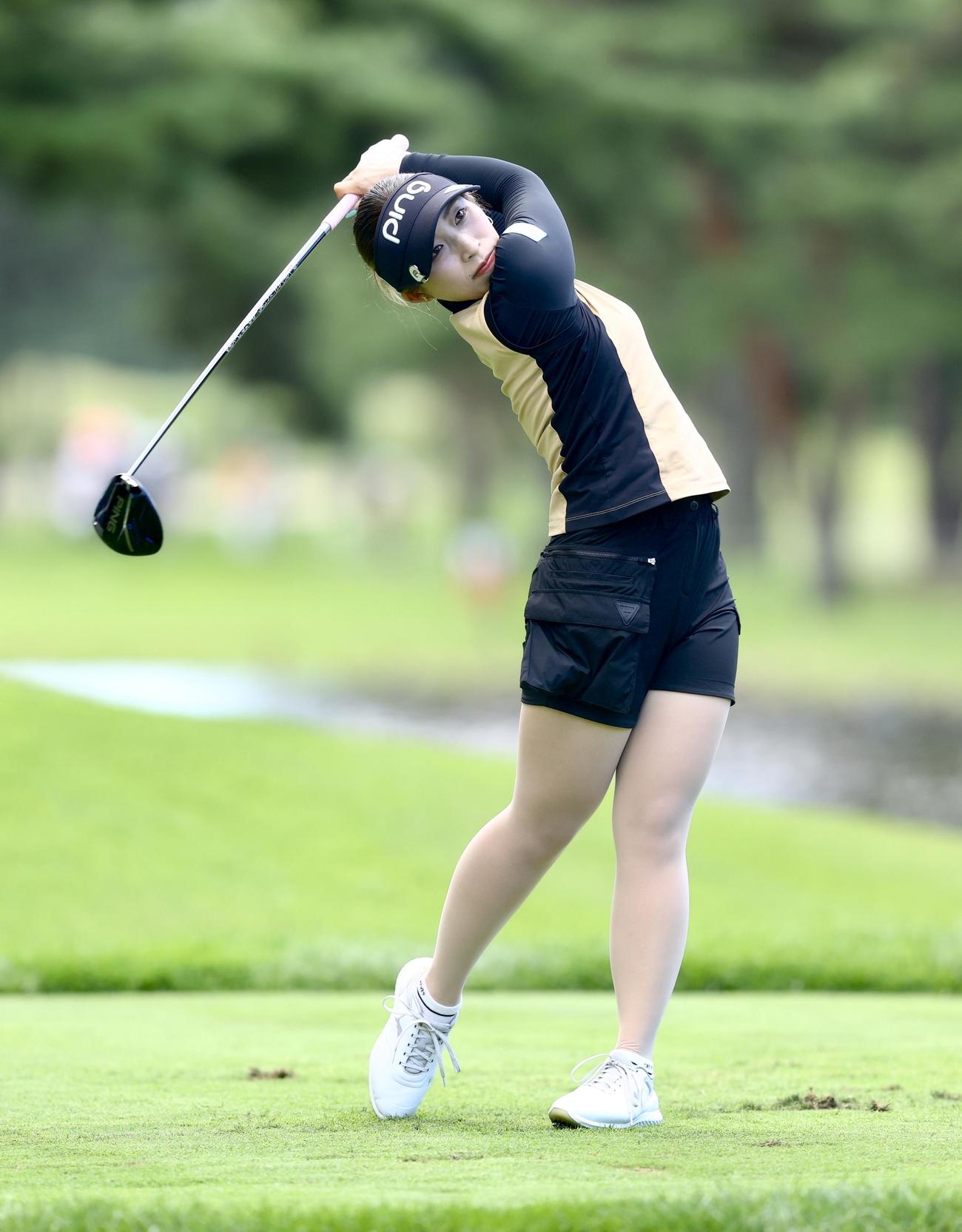 4番、ティーショットを放つ大出（撮影・河田真司）