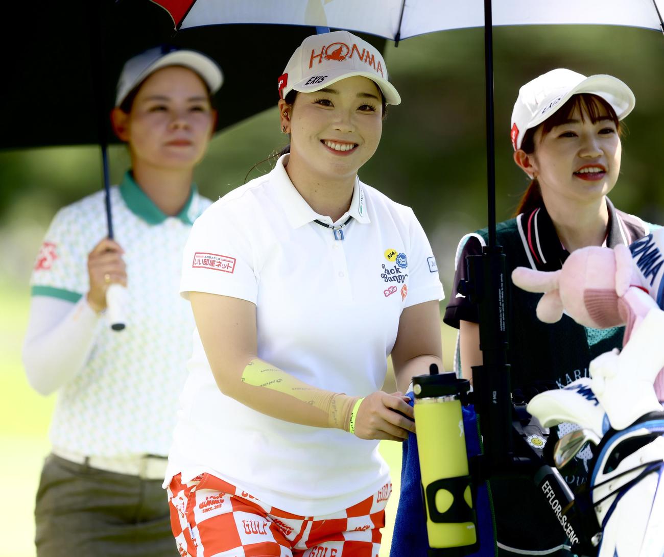 4番、ティーショットを放ち、笑顔で移動する後藤（撮影・河田真司）