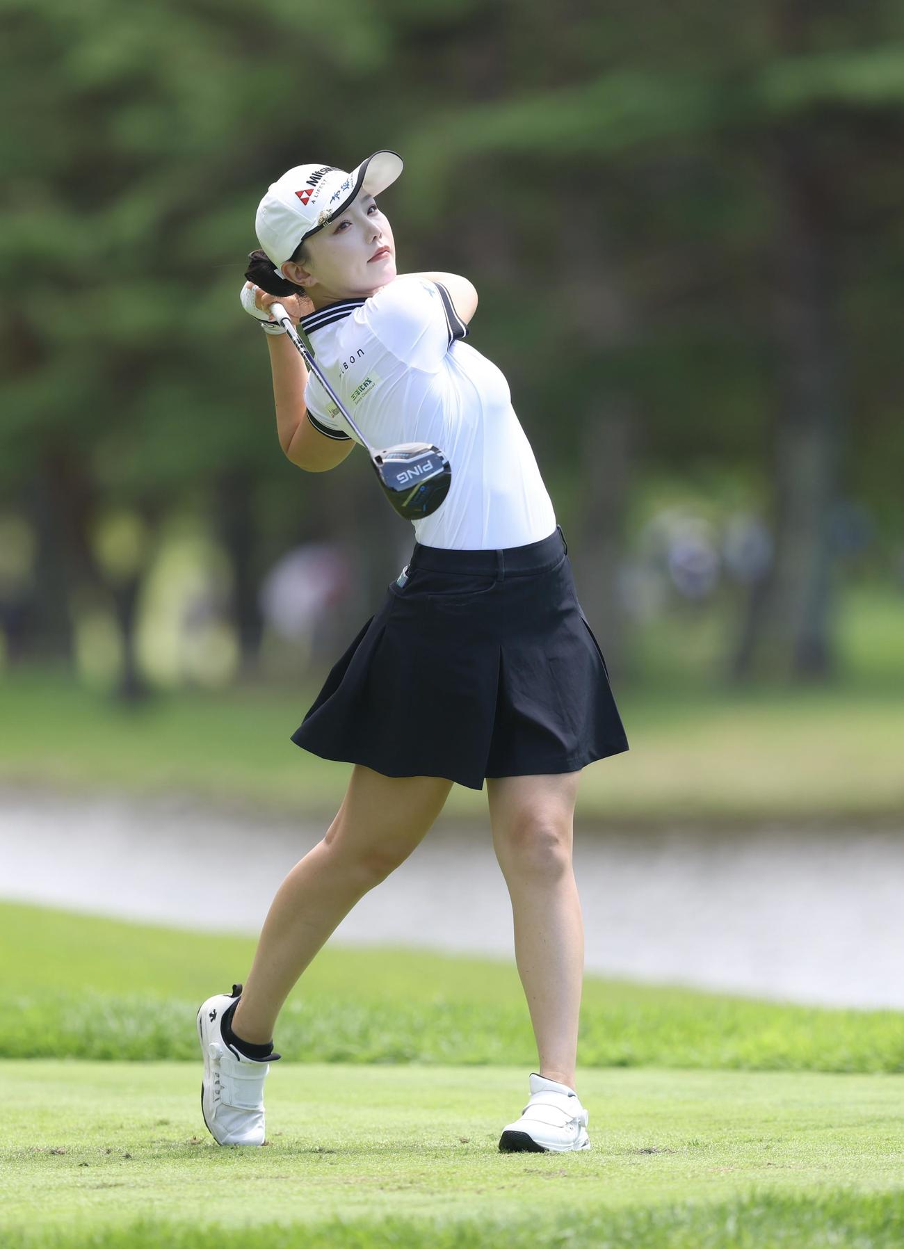 4番、ティーショットを放つセキ・ユウティン（撮影・河田真司）