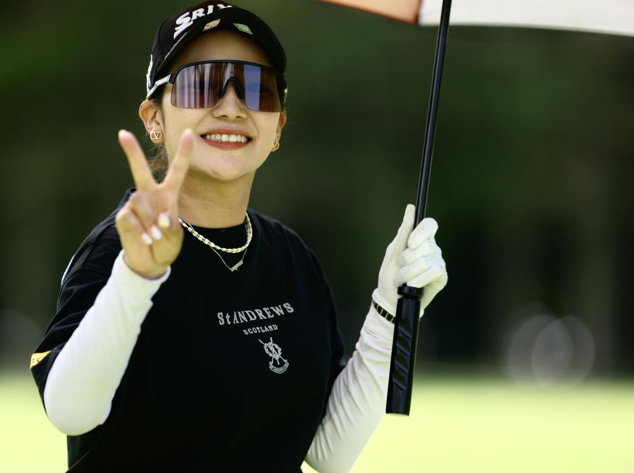 4番、笑顔で移動する安田彩（撮影・河田真司）