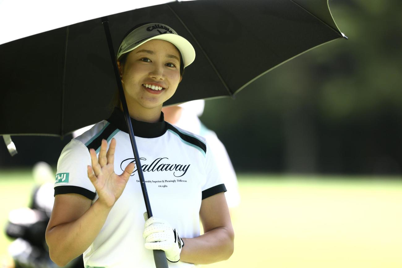 4番、ティーショットを放ち笑顔で移動する六車（撮影・河田真司）