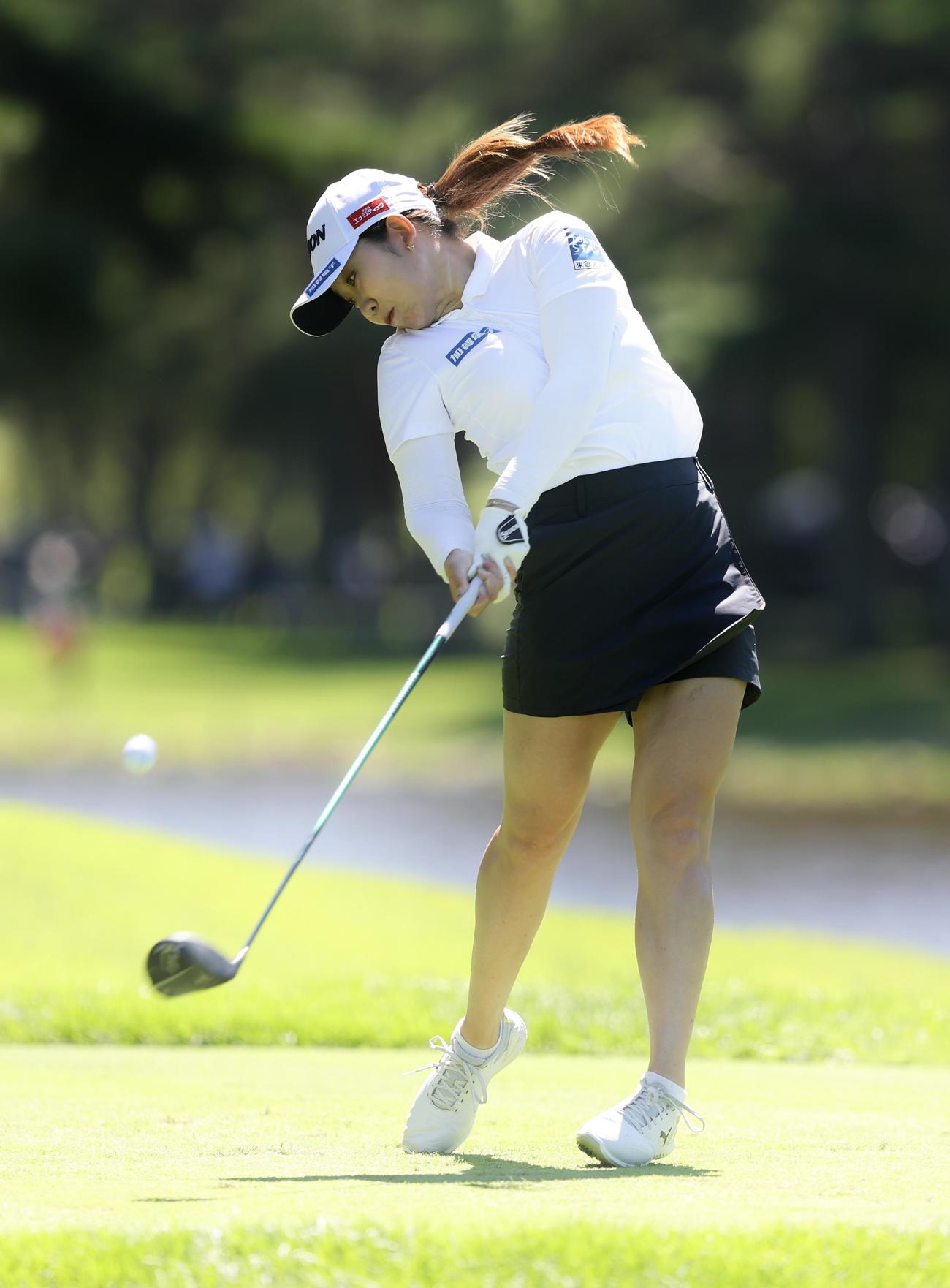 4番、ティーショットを放つ内田（撮影・河田真司）