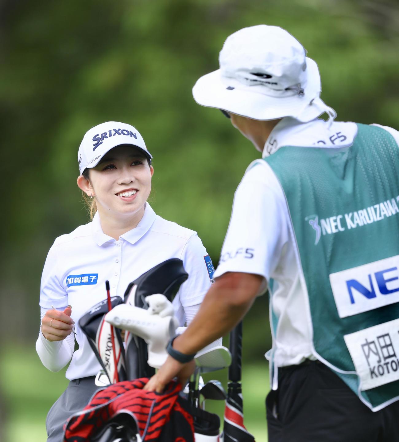 18番、バーディーパットを沈め、キャディーと笑顔で言葉を交わす内田（撮影・河田真司）