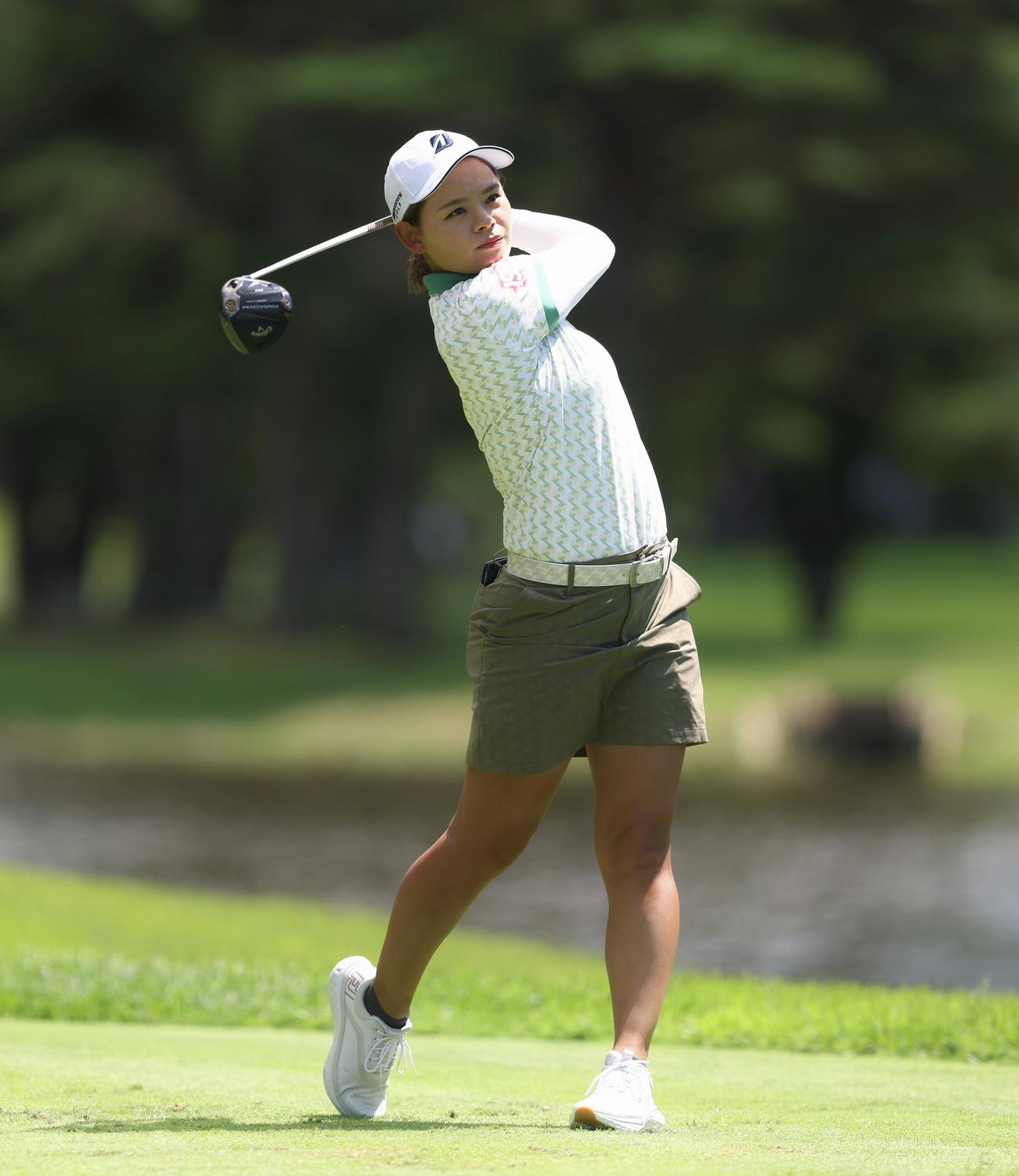 4番、ティーショットを放つ森井（撮影・河田真司）