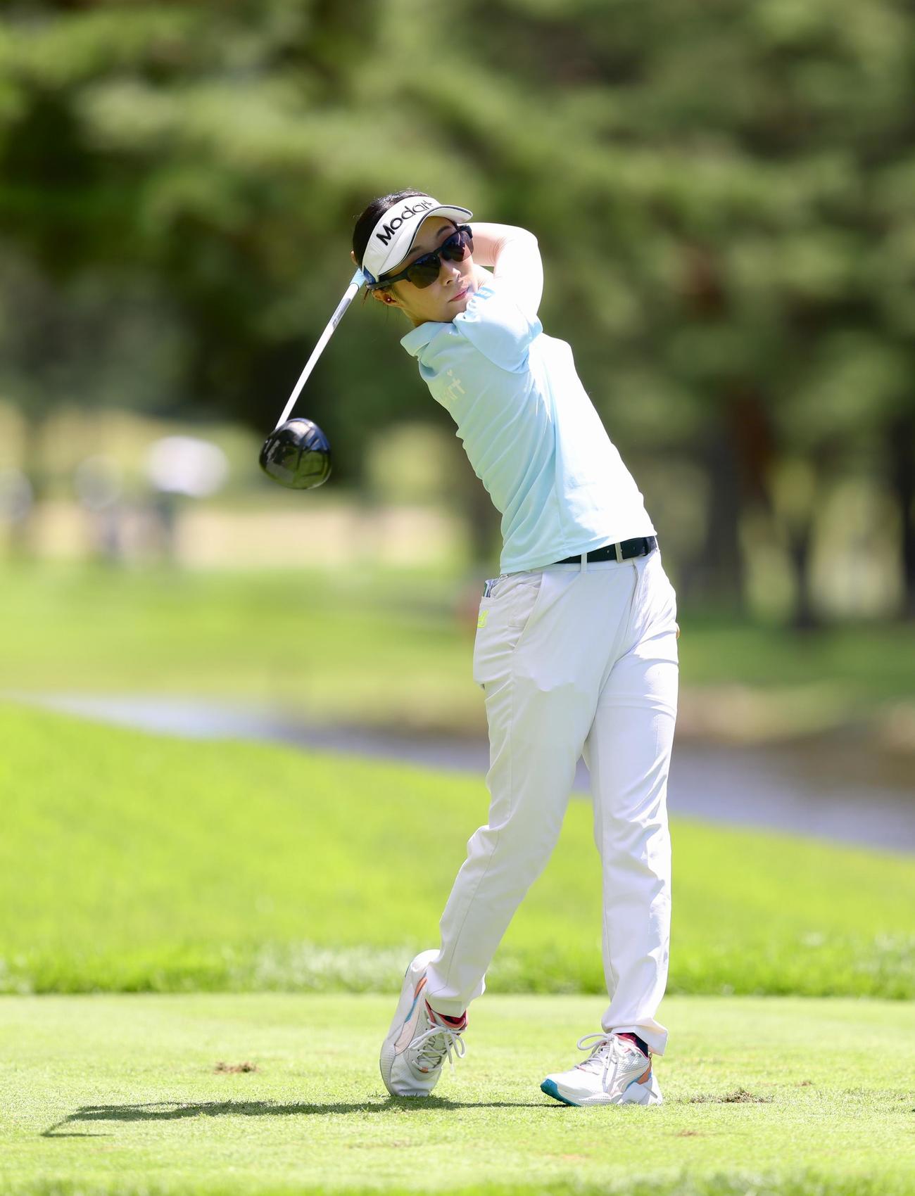 4番、ティーショットを放つ篠崎（撮影・河田真司）