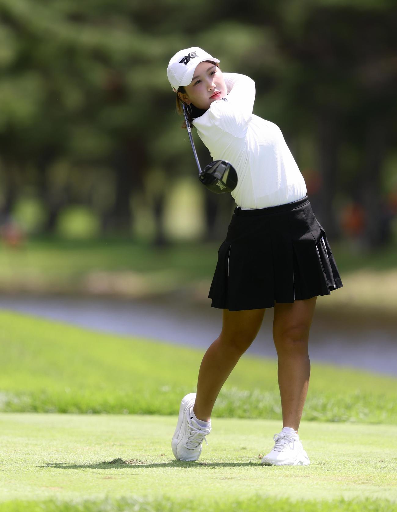 4番、ティーショットを放つリ・ハナ（撮影・河田真司）