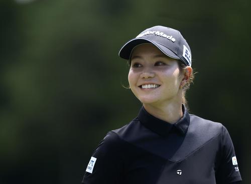 4番、笑顔で移動する山路（撮影・河田真司）