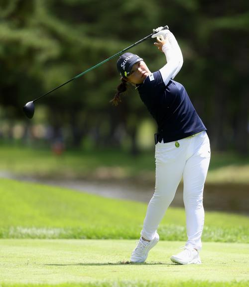 4番、ティーショットを放つ高久（撮影・河田真司）