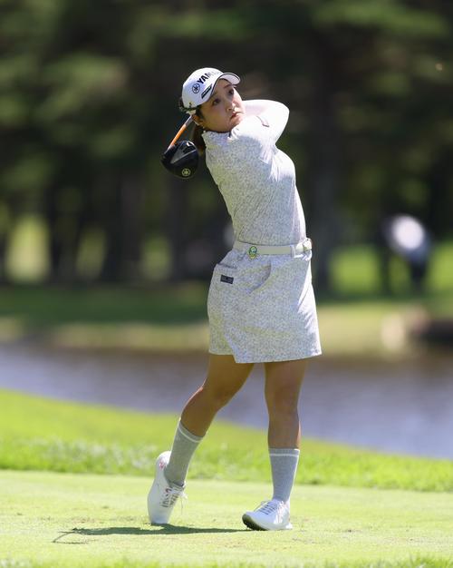 4番、ティーショットを放つ高木（撮影・河田真司）