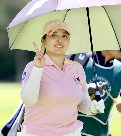 4番、ピースサインで移動する小林光（撮影・河田真司）