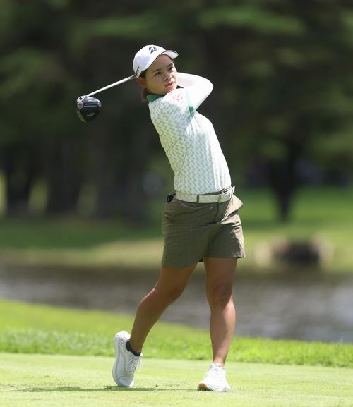 4番、ティーショットを放つ森井（撮影・河田真司）