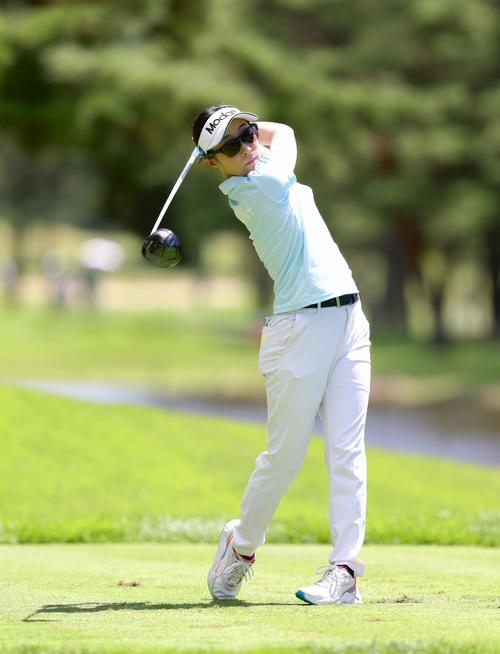 4番、ティーショットを放つ篠崎（撮影・河田真司）