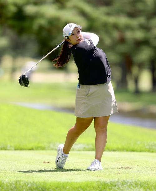 4番、ティーショットを放つ阿部（撮影・河田真司）