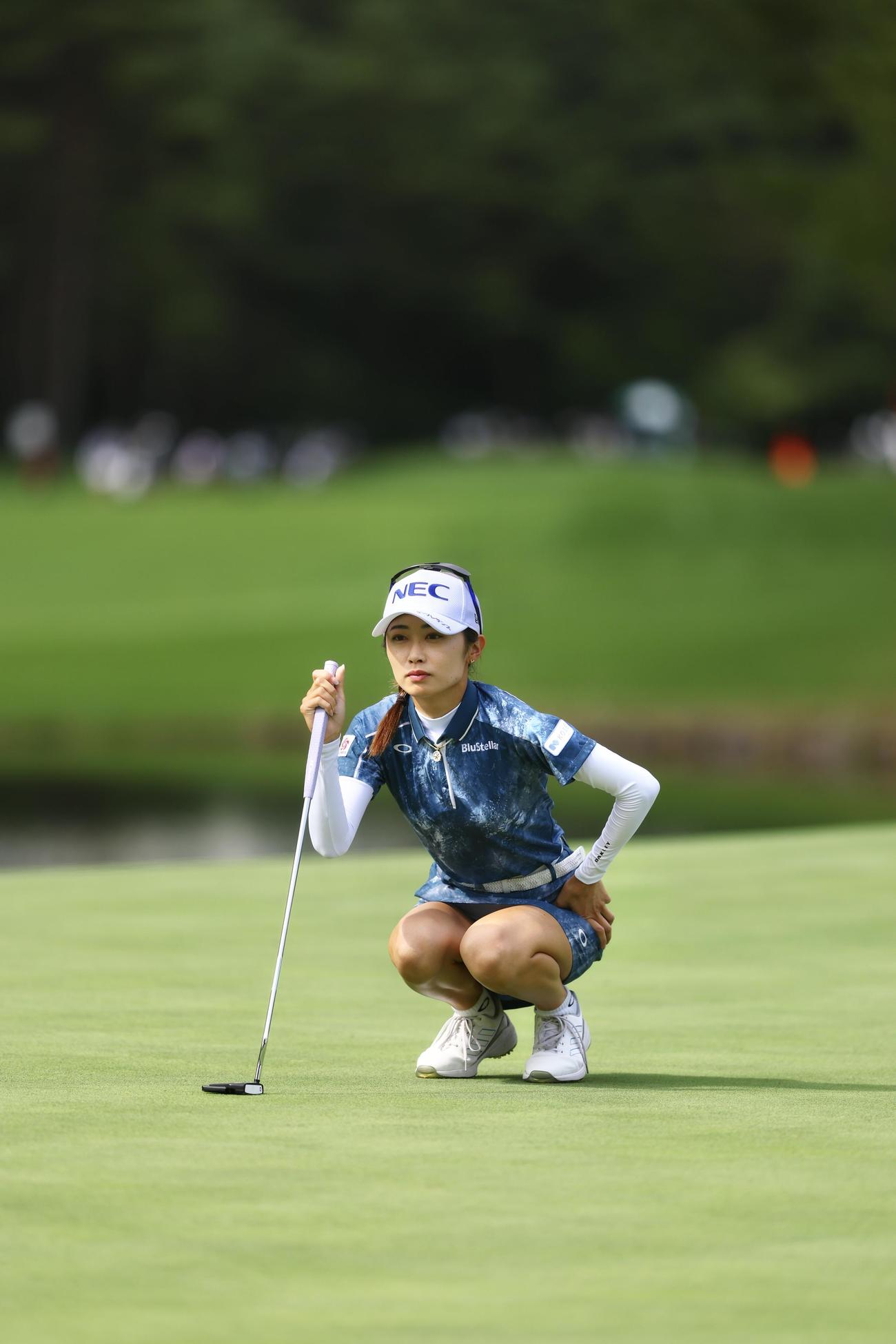 18番、ラインを読む安田祐香（撮影・河田真司）