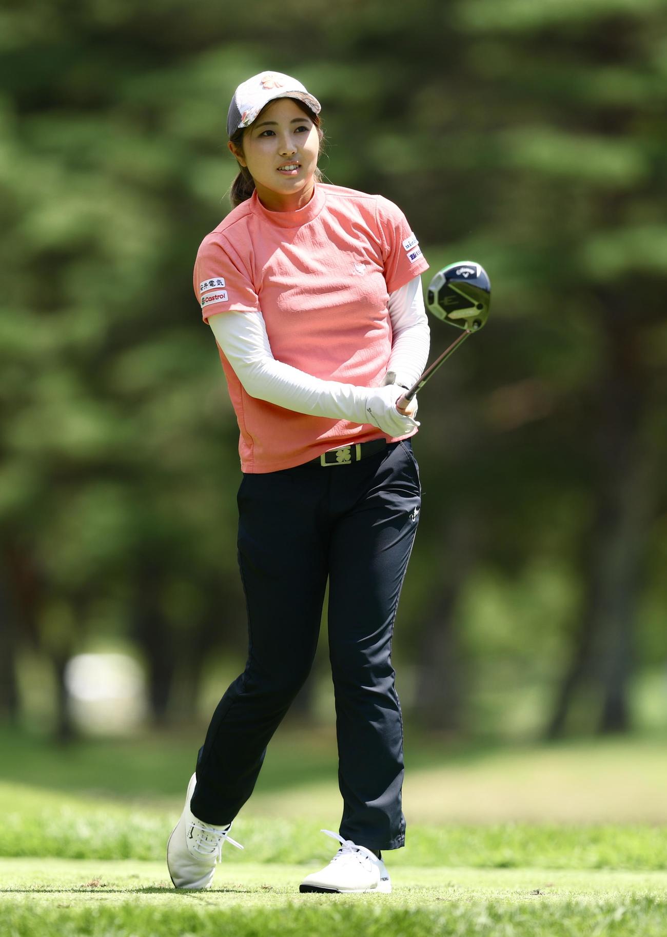 4番、ティーショットを放つ小野（撮影・河田真司）