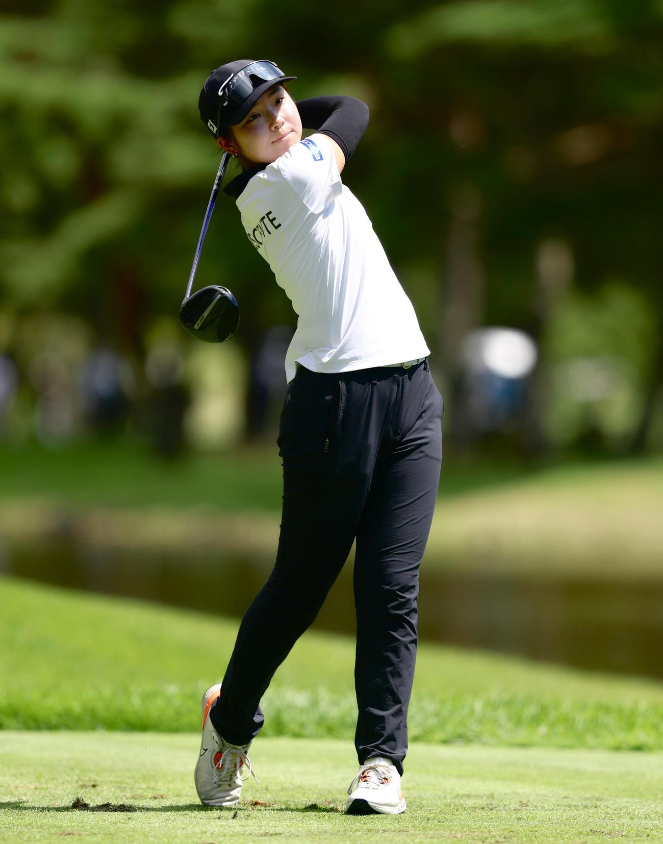 4番、ティーショットを放つ佐藤（撮影・河田真司）