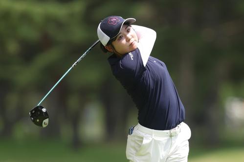 4番、ティーショットを放つ市村（撮影・河田真司）