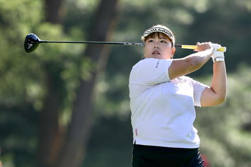 4番、ティーショットを放つささき（撮影・河田真司）