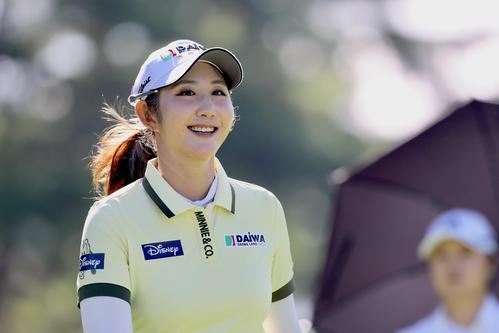 4番、ティーショットを放ち、笑顔で移動するペ・ソンウ（撮影・河田真司）