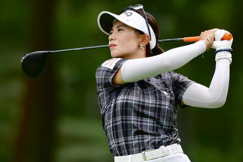 5番、ティーショットを放つ藤田か（撮影・河田真司）