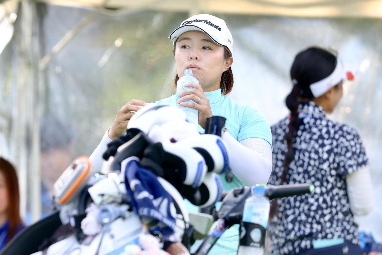 10番、水分補給する永峰（撮影・河田真司）