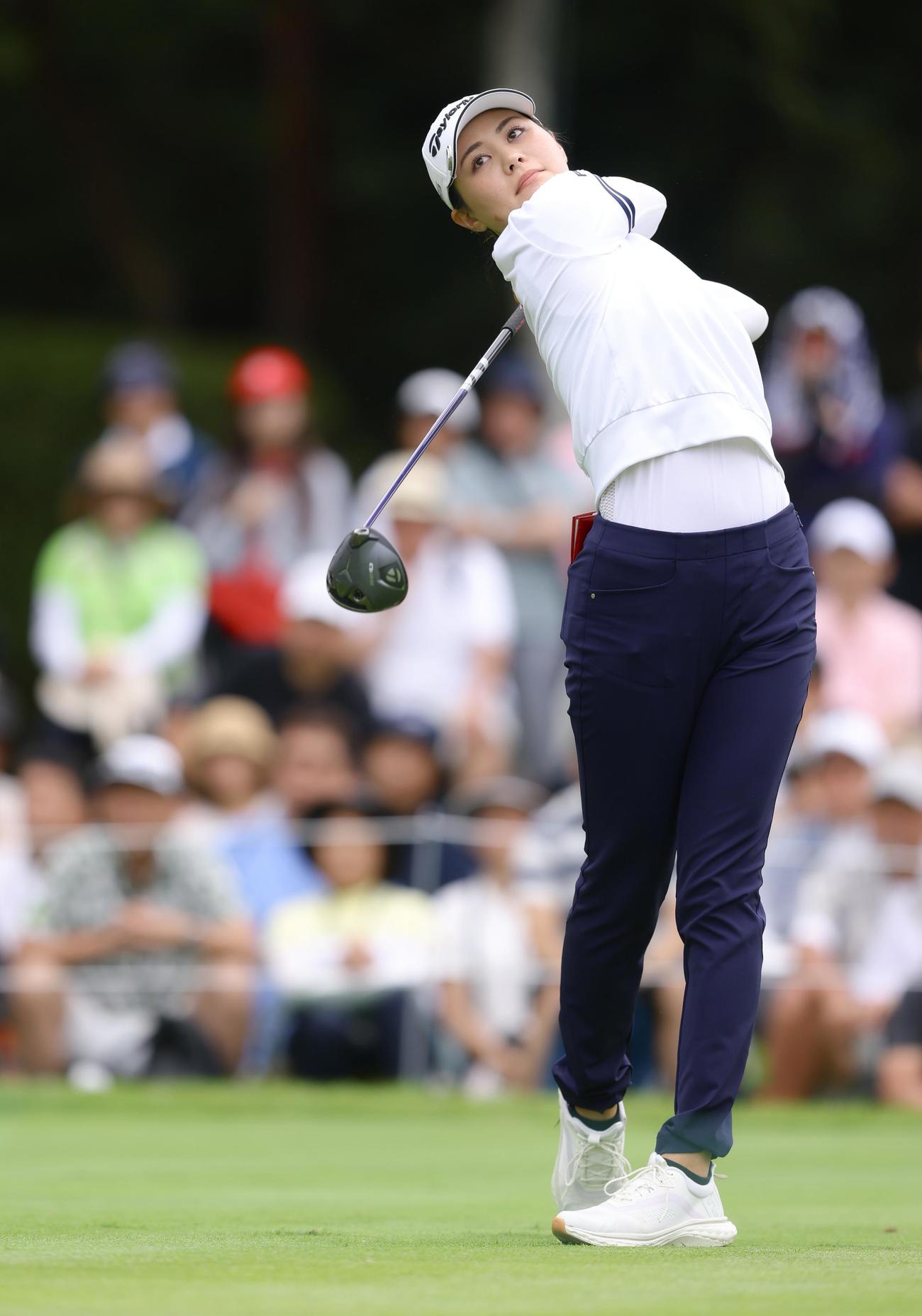 10番、ティーショットを放つ新垣（撮影・河田真司）