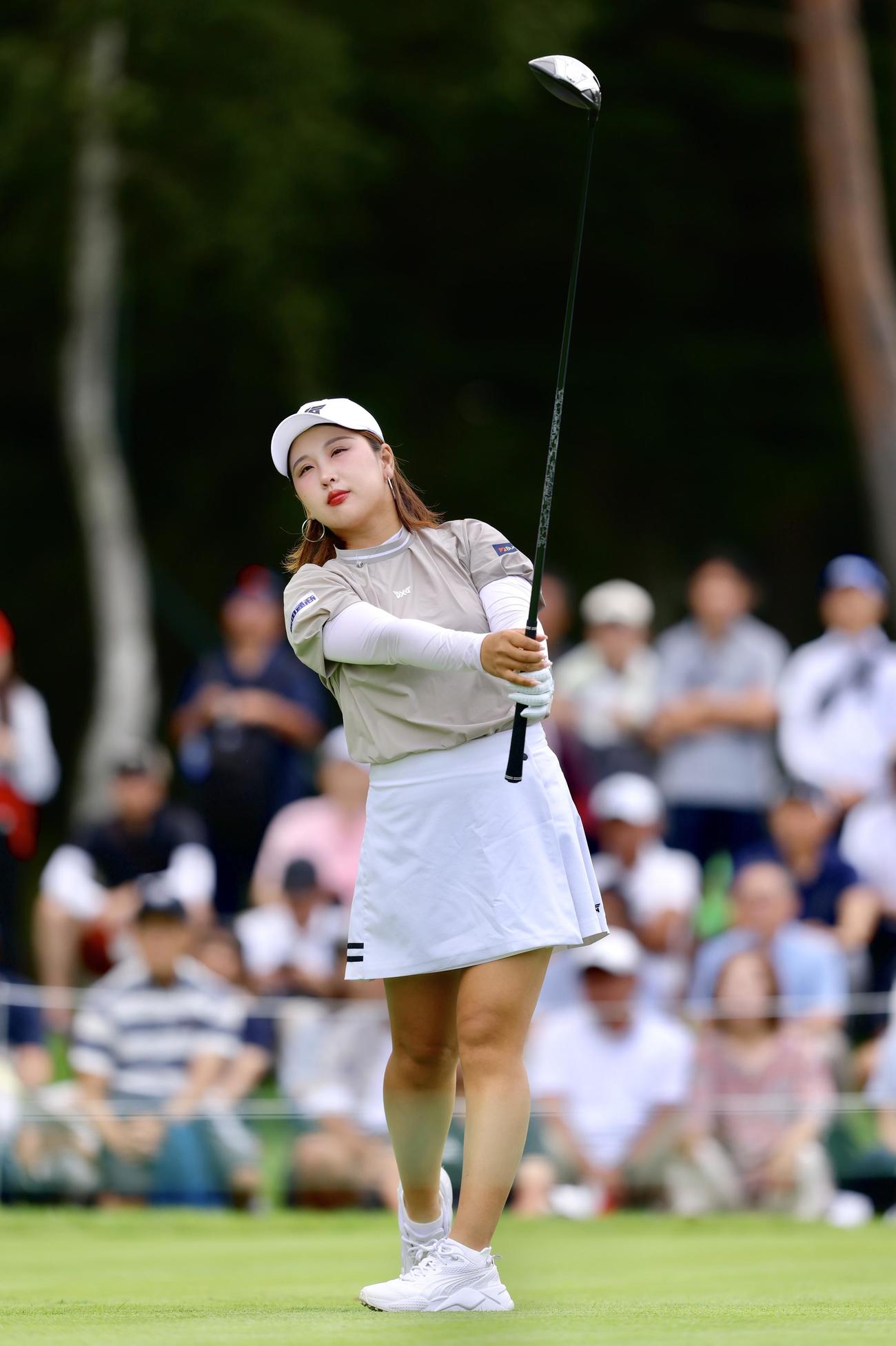 10番、ティーショットを放つリ・ハナ（撮影・河田真司）