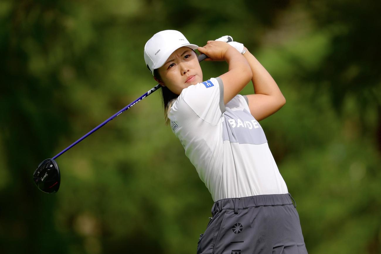 10番、ティーショットを放つ上野（撮影・河田真司）