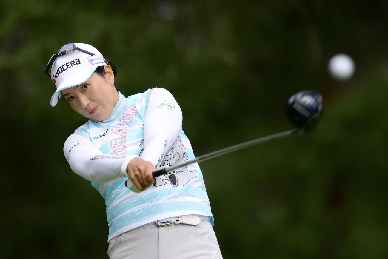 5番、ティーショットを放つ笠（撮影・河田真司）