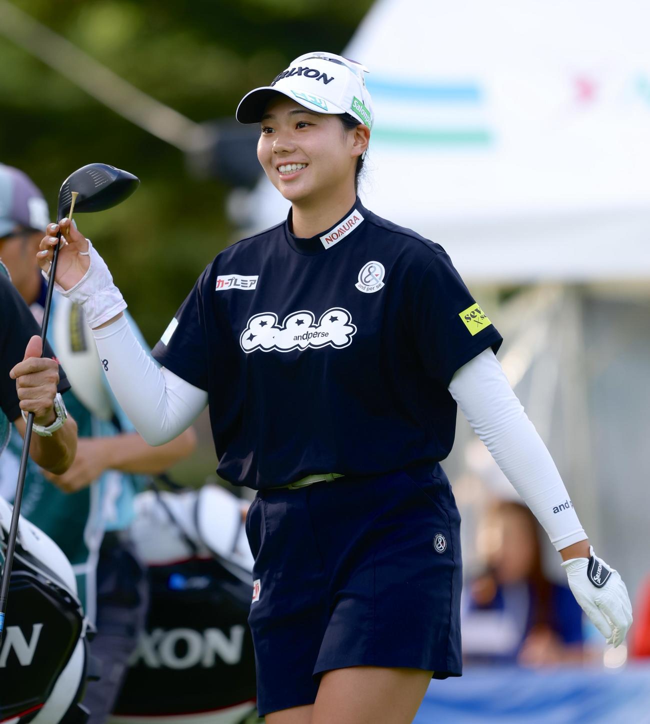 10番、ティーショットを放ち笑顔で移動する菅（撮影・河田真司）