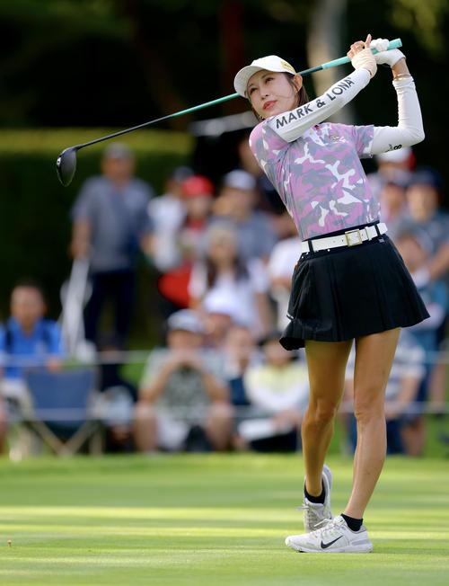 10番、ティーショットを放つ金田（撮影・河田真司）