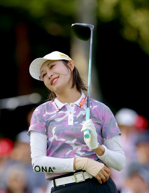 10番、ティーショットを放ち笑みを浮かべる金田（撮影・河田真司）