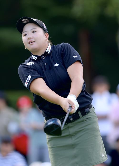 10番、ティーショットを放つ小林夢（撮影・河田真司）