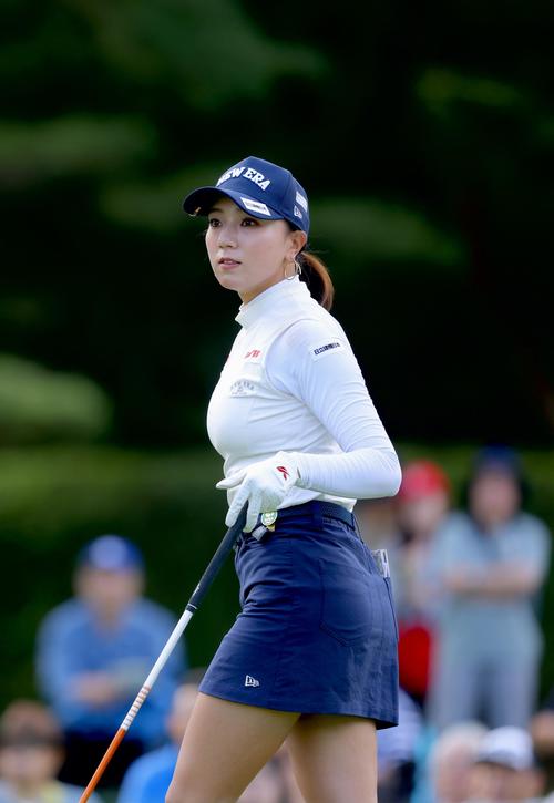 10番、ティーショットを放ち打球の行方を確認する宮田（撮影・河田真司）