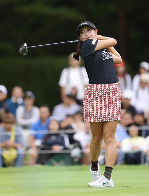 10番、ティーショットを放つ河本（撮影・河田真司）